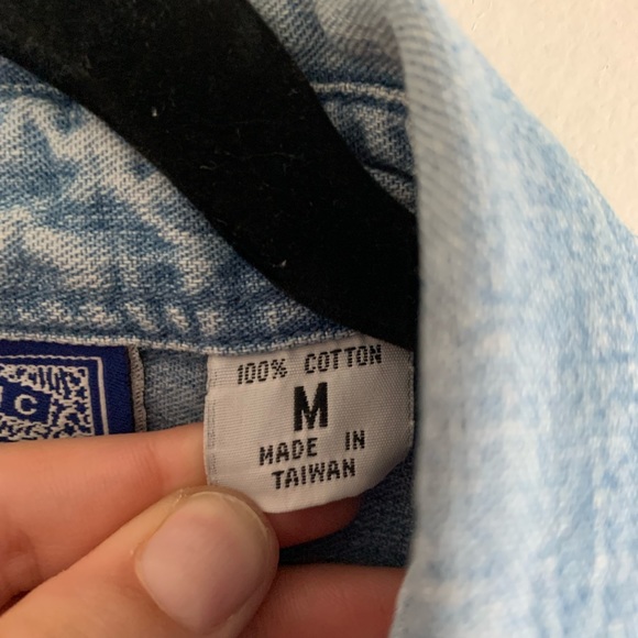 Vintage Hard Rock Cafe Denim Atlanta Georgia Button Down Top size Medium EUC - Picture 4 of 5